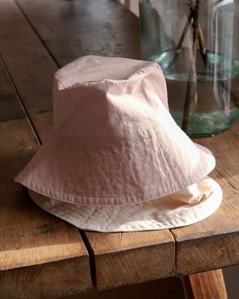 Stock up on summer accessories with this free bucket hat pattern and tutorial! Free Bucket Hat Pattern, Long Skirt Sewing Pattern, Bucket Hat Sewing Pattern, Bucket Hat Tutorial, Bucket Hat Sewing, Ruffle Pillow Case, Hat Sewing Pattern, Hat Sewing, Wide Brimmed Hat