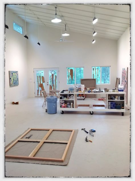 Carl Goldhagen's Painting Studio. (I visited it this summer and he just told me I could pin it!) Art Studio Plans Layout, Artist Studio Interior Design, Painters Studio, Workspace Studio, Art Studio Space, Art Studio Organization, Art Studio Room, Art Studio Design, Art Lighting