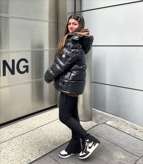 Moncler Jacket Women, Outfits With Jordan 1s Fashion Styles, Puffer Jacket Outfit, Shiny Jacket, Ski Outfit, Moncler Jacket, Black Down, Casual Winter Outfits, Basic Outfits