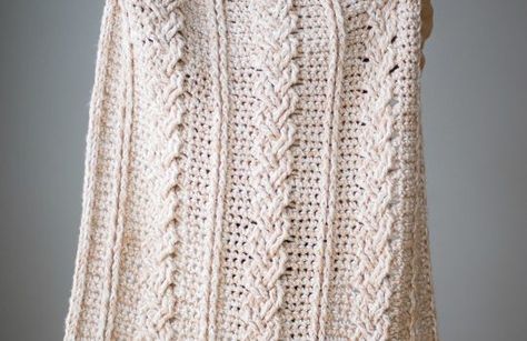 [Free Pattern] Gorgeous Chunky Braided Cabled Blanket - Knit And Crochet Daily Large Crochet Hooks, Crocheted Blanket, Confection Au Crochet, Crochet Afgans, Crochet For Beginners Blanket, Crochet Cable, Crochet Blanket Afghan, Crochet Simple, Haken Baby