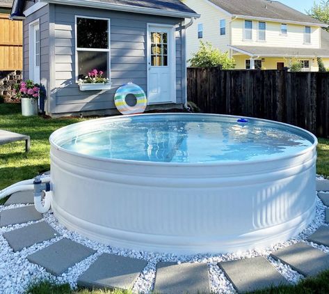 32 Clever Stock Tank Pool Designs and Ideas Plastic Stock Tank Pool, Tank Pool Ideas, Stock Tank Pool Ideas, Galvanized Stock Tank, Stock Tank Swimming Pool, Tank Swimming Pool, Stock Pools, Diy Stock Tank, Stock Tank Pool Diy