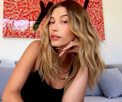 Hailey Baldwin Hair, Hailey Bieber Hair, Amanda Lee, Honey Hair, Playing With Hair, Hailey Baldwin, Dark Blonde, Light Hair, Hair Envy