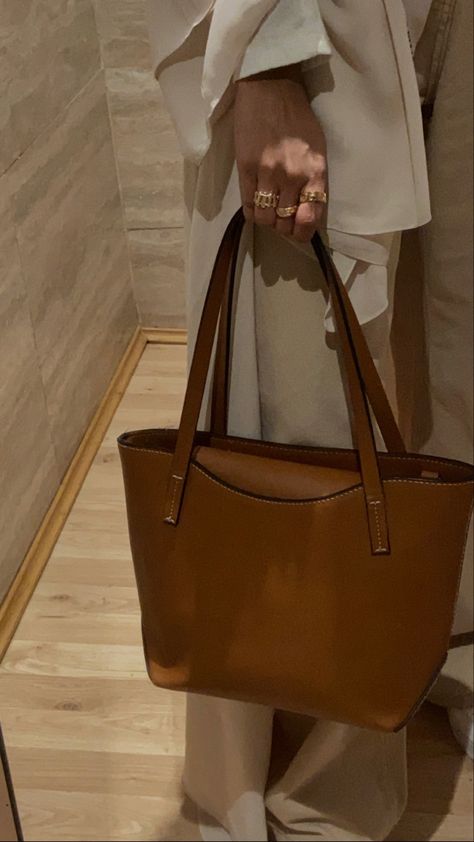 Light Brown Leather Tote Bag, Light Brown Bag Outfit, Brown Tote Bag Outfit, Tan Bag Outfit, Brown Bag Aesthetic, Brown Bag Outfit, Tote Bag Outfit, Uni Bag, Tan Tote Bag