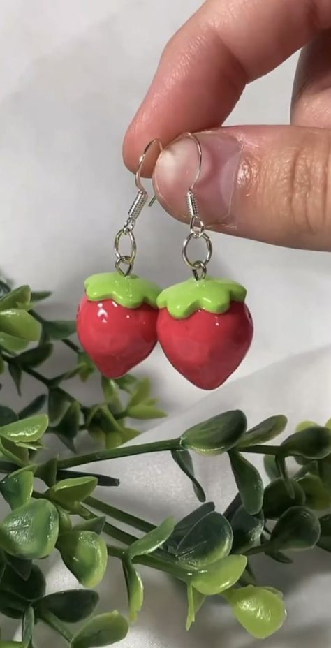 Clay Crafts Keychain, Aesthetic Clay Earrings, Strawberry Clay Earrings, Cute Clay Creations, Biscuit Aesthetic, Aretes Aesthetic, Cute Clay Earrings, Clay Strawberry, Fimo Ring