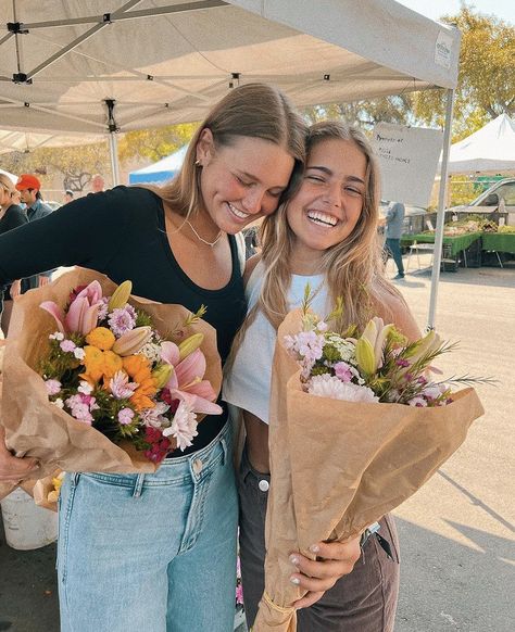 Farmers Market Outfit, Summer Picture Poses, Artsy Photos, Friends Moments, Ray Of Sunshine, Fall Pictures, Instagram Photo Inspiration, Friend Photoshoot, Fall Photos