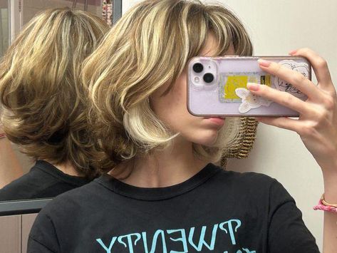 Blond And Brown Hair Short, Grunge Blonde And Brown Hair, Colored Hair Inspo Short, Blonde And Brown Chunky Hair, Short Chunky Layered Hair, Short Light Layered Hair, Bangs With Chunky Highlights, Dark Blonde Chunky Highlights, Short Highlighted Hair With Bangs