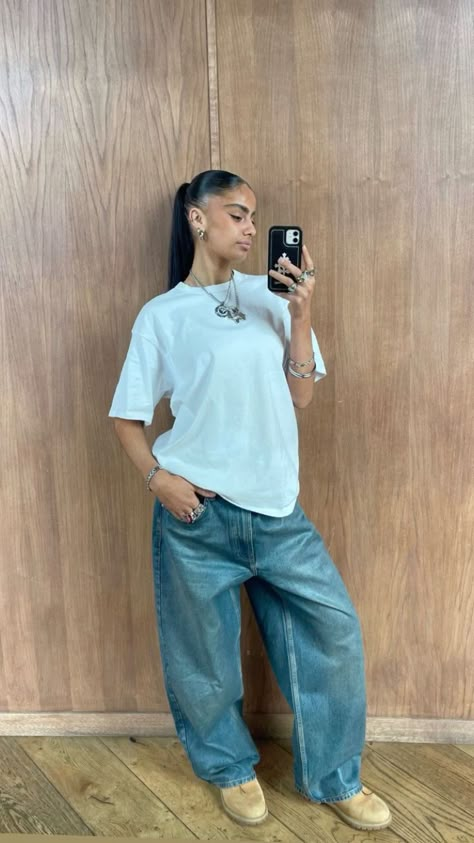 White Baggy T Shirt Outfit, Baggy Jeans Big Shirt Outfit, Baggy Jeans Oversized Shirt, White Baggy Shirt Outfits, Baggy Jeans And Oversized Tshirt, Oversized White T Shirt Outfit, Baggy White Shirt Outfit, Jean Large Outfit, Outfit Jean Large