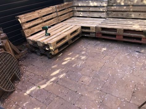 Stappenplan voor de bouw van een palletbank | Klusvakman.nl Pallet Bank, Pallet Coffee Table, Coffee Table, Van, Wood, Furniture, Home Decor, Home Décor