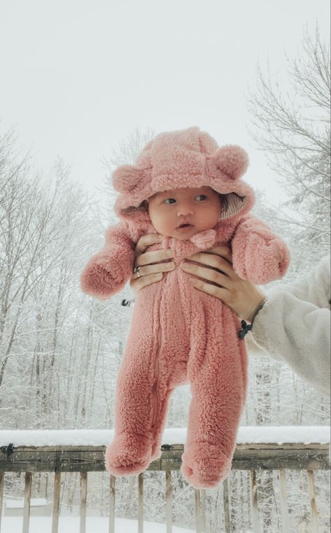 Baby Snow Pictures Photo Ideas, Newborn Snow Pictures, Baby Snow Photoshoot, January Baby Photoshoot Ideas, Babygirl Photoshoot Ideas, Snow Baby Pictures, January Baby, Snow Photoshoot, Baby Snow