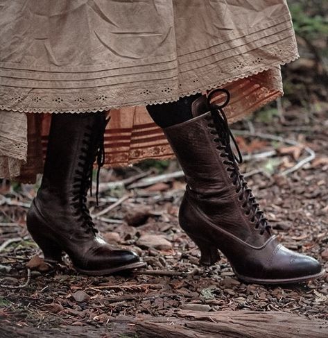 edited by @beautifulfiction Victorian Boots, Victorian Aesthetic, Enola Holmes, Look Vintage, Mode Vintage, Historical Fashion, Vintage Shoes, Victorian Era, Victorian Fashion