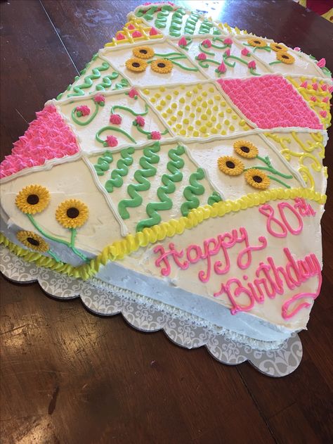 Quilt cake Quilt Cake, Strawberry Quilt, Sewing Machine Cake, 75 Birthday Cake, Quilted Cake, Cookie Cake Designs, Birthday Sheet Cakes, Cake Quilt, Cookie Decorating Party