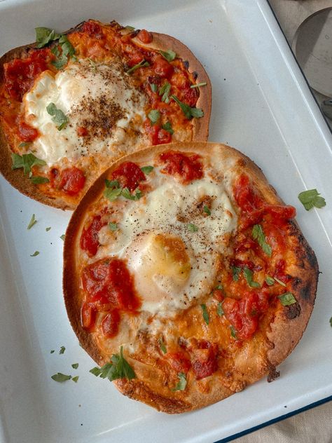 Easy Gluten Free Breakfast Tortilla Pizzas. A simple, healthy, and quick meal for any time of day! #breakfast #lunch #pizza #breakfastpizza #tortillapizza #glutenfree #dairyfree #healthyfood #easyrecipes Tortilla Breakfast Pizza, Pizza With Tortilla, Gathered Nutrition, Brunch Savory, Tortilla Breakfast, Tortilla Pizzas, Lunch Pizza, Apartment Recipes, Pizza Tortilla