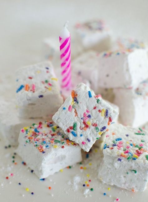 Party Recipe: Birthday Cake Marshmallows with Sprinkles Homemade Marshmallow Recipe, Marshmallow Recipes, Funfetti Cupcakes, Flavored Marshmallows, Sprinkles Recipe, Colored Sugar, Recipes With Marshmallows, Homemade Marshmallows, Funfetti Cake