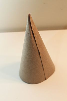 Make your own tree form from cereal boxes (instead of buying the pricey styrofoam forms at the craft store!) Christmas Tree Cardboard Diy, Cardboard Cones Diy, How To Make A Cone Out Of Cardboard, Diy Cereal, Cardboard Christmas Tree, Cardboard Christmas, Chirstmas Decor, Tree Template, Christmas Cones