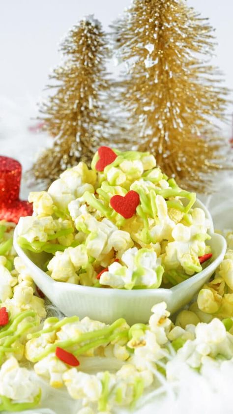 Grinch Popcorn Recipe, Christmas Holiday Recipes, Grinch Popcorn, Christmas Desserts Easy, Grinch Party, Easy Christmas Treats, Heart Sprinkles, Small Microwave, Microwave Popcorn