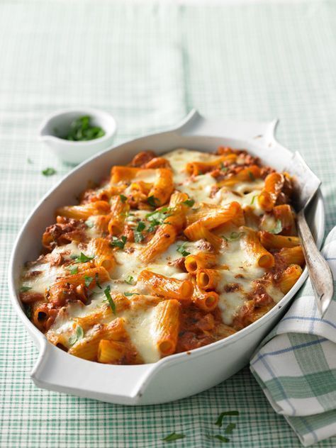 Rigatoni al forno, ein schönes Rezept aus der Kategorie Pasta. Bewertungen: 63. Durchschnitt: Ø 4,5. Rigatoni Pasta Recipes, Baked Rigatoni, Diner Recept, Pasta Carbonara, Salad Pasta, Eating Organic, Evening Meals, Rigatoni, Noodle Recipes