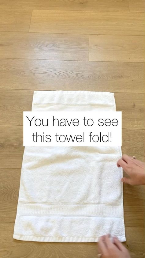 Towel Folding Ideas, Towel Folding, Sofa Makeover, Mini Couch, Folding Towels, Bathroom Towel Decor, Couch Diy, How To Roll Towels, How To Fold Towels