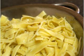 Kluski Noodles, Homemade Lasagna Noodles, Homemade Pasta Noodles, Pasta Homemade, Homemade Machine, Egg Noodle Recipes, Lithuanian Recipes, Homemade Egg Noodles, Frozen Pasta