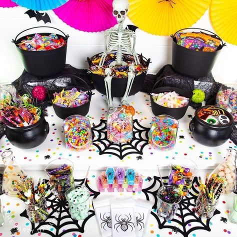 Halloween Party Candy, Halloween Theme Birthday, Halloween Candy Bar, Rainbow Halloween, Halloween Gender Reveal, Fiesta Halloween, Treat Bar, Easy Halloween Party, Halloween Treats For Kids