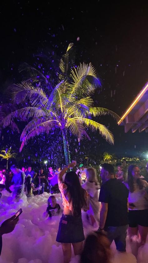 Beach Party Aesthetic, Ibiza Pool Party, Magic Places Fantasy Dreams, Summer Night Party, Ibiza Party, Glow Birthday Party, Night Vibes, Teen Life, Foto Ideas Instagram