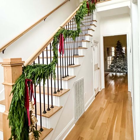 How To Hang Garland On A Staircase - allisonskiff.com Layered Garland, Garland With Bows, Christmas Trees Mantle, Holiday Staircase, Christmas Tree Traditional, Christmas Garland Staircase, Garland Staircase, Staircase Living Room, Staircase Garland