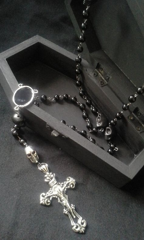 Gothic Rosary in Coffin Case Gothic Rosary, Gothic Accessories, Black Skull, Gothic Steampunk, Black Skulls, Black Hand, Gothic Jewelry, Gothic Lolita, Goth Fashion