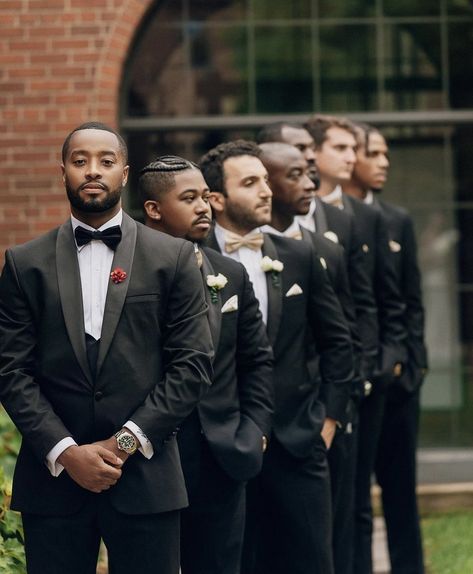 Wedding Photography Poses Bridal Party, Marriage Photoshoot, Groomsmen Wedding Photos, Groom Wedding Pictures, Groomsmen Pictures, Groomsmen Photography, Groomsmen Poses, Black Suit Wedding, Wedding Portrait Poses