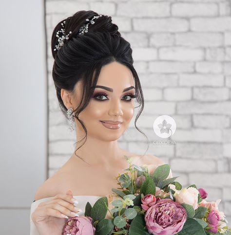 High Bun Wedding Hairstyles, High Bun Wedding, High Fashion Hair, Gold Bridal Hair Comb, Makeup Face Charts, All Hairstyles, Peinados Fáciles Para Cabello Corto, Bridal Hair Comb, Wedding Hair And Makeup