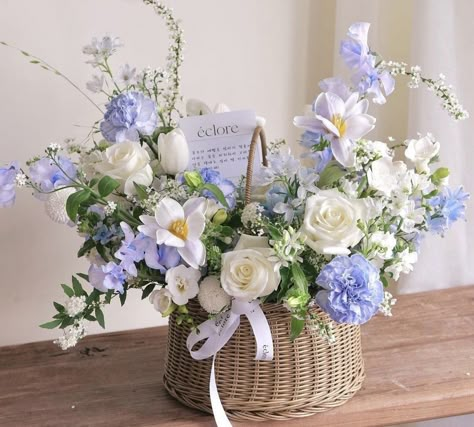 Basket Floral Arrangements Wedding, Flower Basket Ideas Floral Arrangements, Basket Floral Arrangements, Flower Bouquet Basket, Tall Floral Arrangements, Basket Flower Arrangements, Newborn Flower, Flower Arrangement Designs, Flower Bouquet Diy