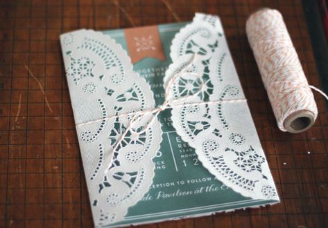 Invitation Sleeve, Doily Wedding Invitations, Doily Cards, Diy Doily, Baptism Decor, Diy Vintage Wedding, Kraft Paper Wedding, Popular Wedding Invitations, Doily Wedding