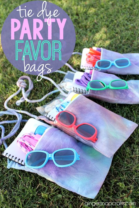 Tie dye party favor bags at GingerSnapCrafts.com Tie Dye Birthday Party, Ty Dye, Tie Dye Birthday, Tie Dye Party, Swim Party, Tie Dye Kit, Tie Dye Crafts, Fiesta Tropical, Summer Tie Dye