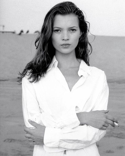 #KATEMOSSXEQ Kate Moss 90s, Fashion Guys, Hair Clips 90s, Moss Fashion, Kate Moss Style, Queen Kate, Portraiture Art, 90s Supermodels, 90s Models