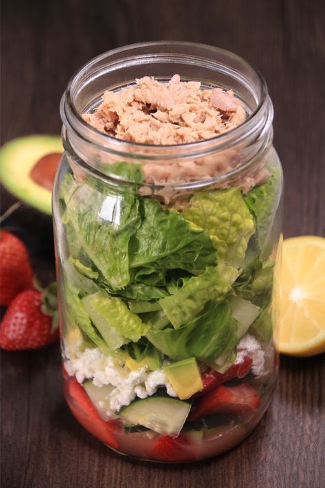 Healthy Salad in a Jar Recipes: Greek Salad, Fruit 'n Feta Tuna Salad from Hungry Girl! #lunch Jar Greek Salad, Salad In A Jar Recipes, Salad In Jar, Tuna Meals, Raspberry Vinaigrette Dressing, Salad With Tuna, In A Jar Recipes, Girl Lunch, Healthy Prepared Meals