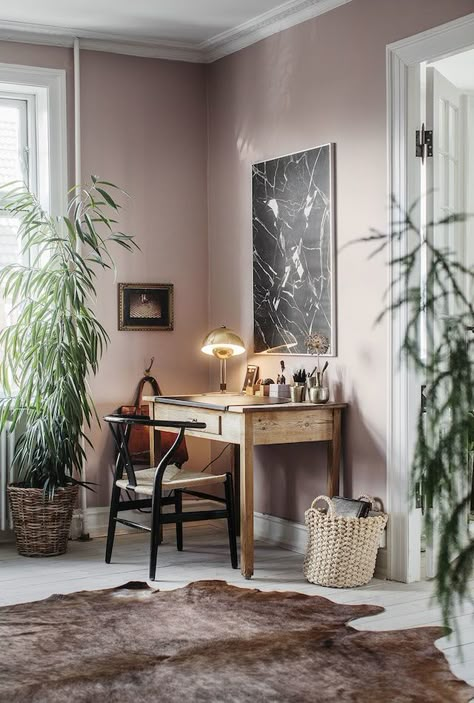 my scandinavian home: An eclectic Copenhagen apartment with attitude Farmhouse Color, Murs Roses, Gravity Home, Deco Rose, Office Colors, Color Images, Design Del Prodotto, Pink Interior, Pink Room