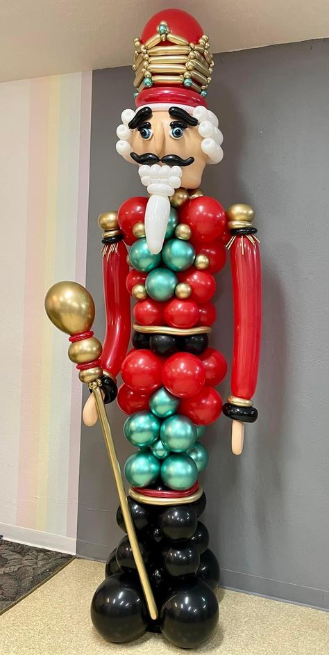 Polar Express Balloon Garland, Xmas Balloon Decorations, Christmas Balloon Art, Balloon Nutcracker, Christmas Balloon Columns, Christmas Balloon Ideas, Nutcracker Balloon, Balloon Christmas Tree, Balloon Bouquet Delivery