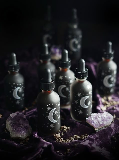 Witch Foods, Witchcraft Party, Halloween Meals, Pagan Celebrations, Witchy Diy, Moon Food, Christmas Witch, Mother Moon, Moon Milk