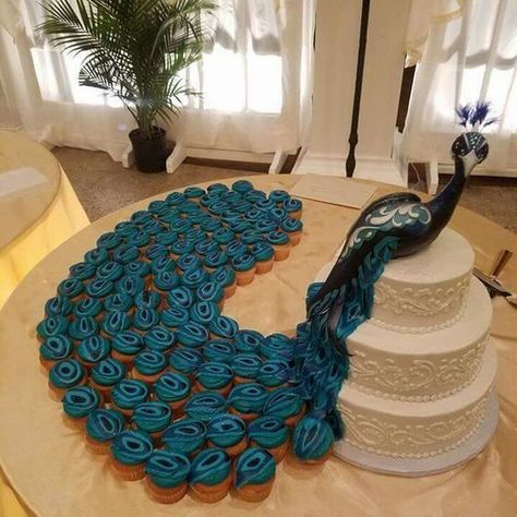 Peacock Cupcake Wedding Cake....these are the BEST Pull-Apart Cake Ideas! Peacock Cupcakes, Torte Creative, Peacock Wedding Cake, Peacock Cake, Cupcake Wedding, Creative Wedding Cakes, Torte Cupcake, Wedding Cakes With Cupcakes, Peacock Wedding