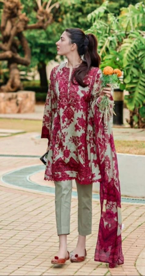 Casual outfit Pakistani Casual Dress, Simple Dress Casual, Pakistani Women Dresses, Gaun Fashion, Stylish Short Dresses, Pakistani Dresses Casual, Pakistani Fancy Dresses, Beautiful Pakistani Dresses, Salwar Kamiz