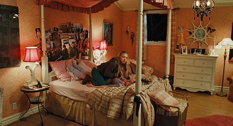 A Brief History Of Teenage Bedrooms On Film Jennifer's Body Bedroom, Jennifer Check Bedroom, Jennifer's Body Room, Jennifer’s Body Bedroom, Jennifer Check Room, 2000s Bedroom, Movie Bedroom, Mv Set, Jennifer Check