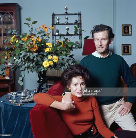 Peter Townsend et son épouse Marie-Luce, circa 1960, en France . News Photo - Getty Images Air Force Officer, Peter Townsend, Dolores O'riordan, Fashion 50s, Princess Margaret, First Daughter, Royal Air Force, Two Daughters, British Royalty