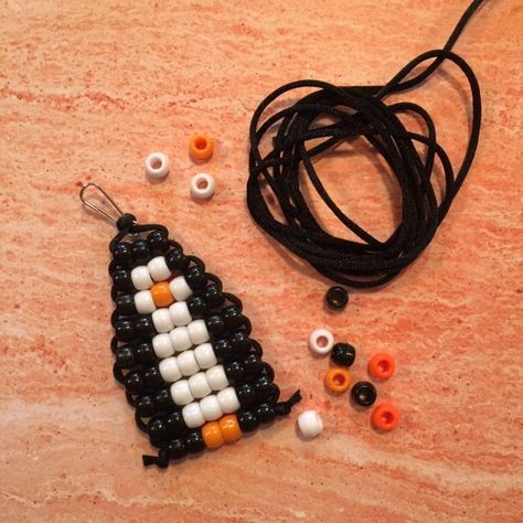 Pony Bead Penguin, Penguin Bead Pattern, Bead Craft Ideas, Beaded Penguin, Bead Buddies, Penguin Bracelet, Pony Bead Projects, Pony Bead Crafts, Bead Creations