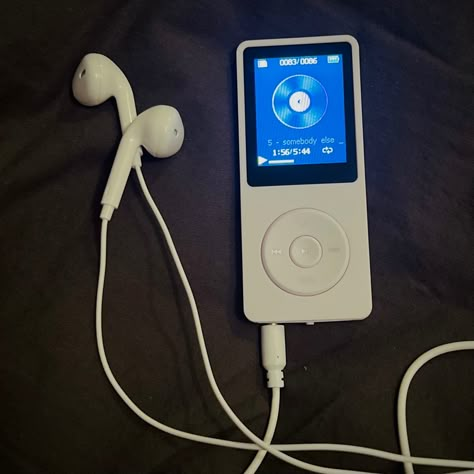 90s Electronics Aesthetic, 80s Headphones Aesthetic, 2000s Ipod Aesthetic, Ipod Aesthetic Old, Mp3 Music Player, Ipod Classic, Nostalgia 2000s, New Home Wishes, Free Overlays