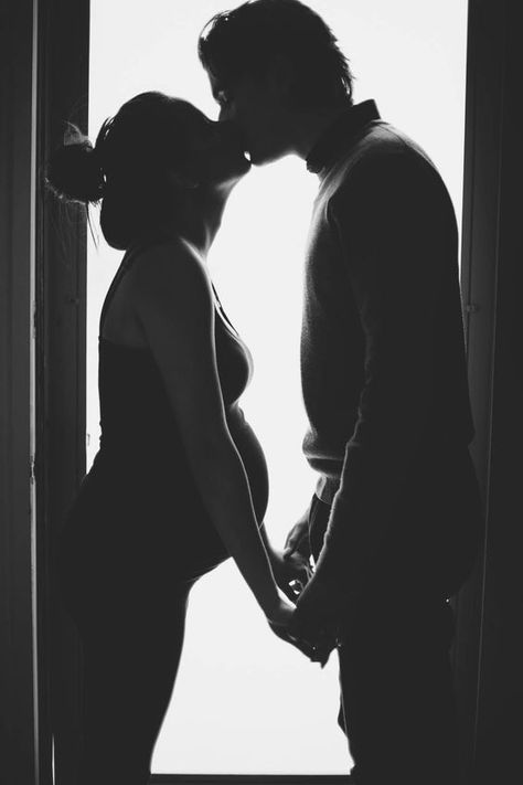 Vom Avea Un Copil, Vogue Kids, Baby Silhouette, Baby Fotografie, Maternity Photoshoot Poses, Bump Photos, Maternity Photography Poses, Black And White Baby, Pregnant Couple