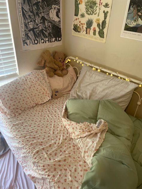 Room Inspo Twin Size Bed, Romantic Dorm Room Ideas, Dorm Room Ideas Bedding, Cute Bed Aesthetic, Bedroom Ideas With Daybed, Twin Bed Rooms Ideas Aesthetic, Bedding Inspo Cozy, Small Rooms Ideas Bedroom, Aesthetic Twin Bed