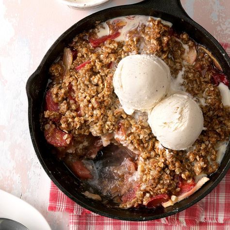 Rhubarb Crisp Rhubarb Desserts Recipes, Rhubarb Recipes Crisp, Strawberry Crisp, Strawberry Rhubarb Crisp, Easy Easter Desserts, Rhubarb Desserts, Rhubarb Crisp, Iron Skillet Recipes, Cast Iron Skillet Recipes