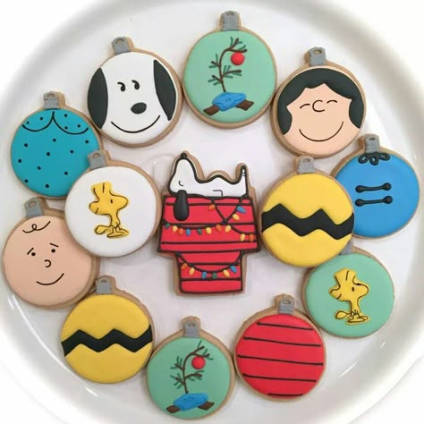 Val's Baking Station: Charlie Brown Christmas Ornaments decorated sugar cookies. #cookiedecorating #cookieart Brown Christmas Ornaments, Bolo Snoopy, Cupcakes Decorados, Winter Cookie, Sugar Cookie Designs, Brown Christmas, Peanuts Christmas, Cookie Party, Fancy Cookies