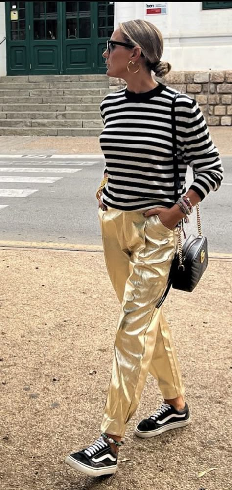 Gold Pants Outfit, Silver Pants Outfit, Rocker Chic Outfit, Metallic Trousers, Silver Pants, Winter Pants Outfit, Jeans Outfit Winter, Gold Pants, Gold Skirt