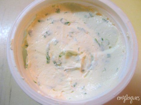 "Tastes Like" Einstein Bros. Shmear - Onion and Chives Whipped Cream Cheese Diy Whipped Cream, Cream Cheese Spread Recipes, Chives Recipe, Cream Cheese Appetizer, Diy Cream, Cream Cheese Spreads, Whipped Cream Cheese, Edible Food, Spread Recipes