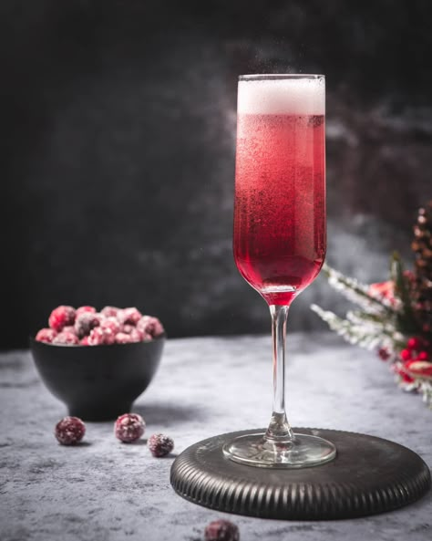 Je vous partage une recette de cocktail revisité: un mimosa aux cranberries. Une jolie couleur rouge pour les fêtes ou n'importe quelle occasion. Christmas Veggie, Cranberry Mimosa, Cocktails For A Crowd, Mimosa Cocktail, Happy Hour Drinks, Punch Bowls, Easy Cocktails, Cranberry Juice, Sparkling Wine