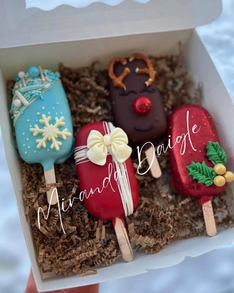 #christmas #sweet #chocolate #chocolatecake #cakepops #cakesicles #christmasdessert Christmas Cakecicles Ideas, Christmas Cake Pops Decoration, Cakepops Christmas Ideas, Cakesicle Christmas, Grinch Cakesicles, Holiday Cakesicles, Christmas Chocolate Covered Treats, Christmas Cakesicle, Christmas Cakesicles Ideas